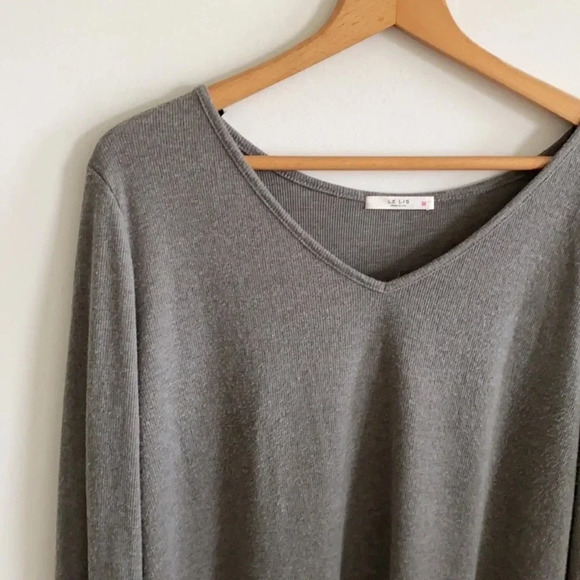 Le Lis Stitch Fix Gray knit floral back panel tunic top - Picture 4 of 6